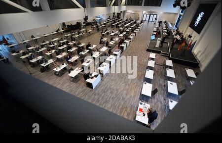 Erfurt, Germania. 11 Nov 2020. I deputati siedono nella sala del parco dello Steigerwaldstadion, dove ha inizio la sessione del parlamento di Stato di tre giorni. All'ordine del giorno sono in programma un'ora d'attualità per commemorare il 9 novembre, le modifiche al regolamento edilizio della Turingia, le modifiche al legge sull'istruzione superiore della Turingia, la garanzia della prossima generazione di professionisti medici nelle aree rurali e le proposte di legge sul finanziamento delle scuole indipendenti. Credit: Martin Schutt/dpa-Zentralbild/dpa/Alamy Live News Foto Stock