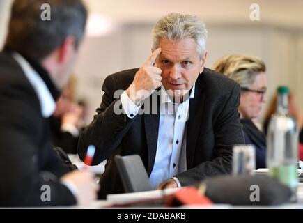 Erfurt, Germania. 11 Nov 2020. Andre Blechschmidt (Die Linke), Segretario parlamentare del Gruppo parlamentare di sinistra della Turingia, gesti nella sala del parco dello Stadio Steigerwald, dove ha inizio la sessione del parlamento di Stato di tre giorni. All'ordine del giorno sono in programma un'ora d'attualità per commemorare il 9 novembre, la modifica del regolamento edilizio della Turingia, la modifica della legge sull'istruzione superiore della Turingia, nonché l'assicurazione di giovani professionisti del settore medico nelle zone rurali e progetti di legge per il finanziamento di scuole indipendenti. Credit: Martin Schutt/dpa-Zentralbild/dpa/Alamy Live News Foto Stock