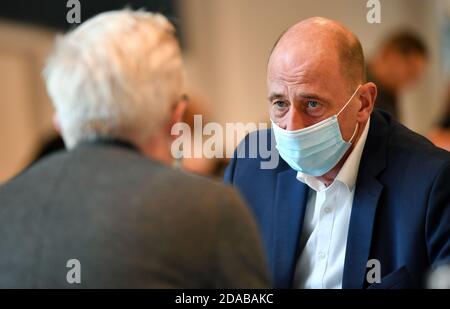 Erfurt, Germania. 11 Nov 2020. Wolfgang Tiefensee (SPD), ministro dell'Economia della Turingia, è seduto nella sala del parco dello Stadio Steigerwald, dove ha inizio la sessione di tre giorni del parlamento di Stato. All'ordine del giorno sono in programma un'ora d'attualità per commemorare il 9 novembre, le modifiche al regolamento edilizio della Turingia, le modifiche alla legge sull'istruzione superiore della Turingia, la garanzia della prossima generazione di professionisti medici nelle aree rurali e le proposte di legge sul finanziamento delle scuole indipendenti. Credit: Martin Schutt/dpa-Zentralbild/dpa/Alamy Live News Foto Stock