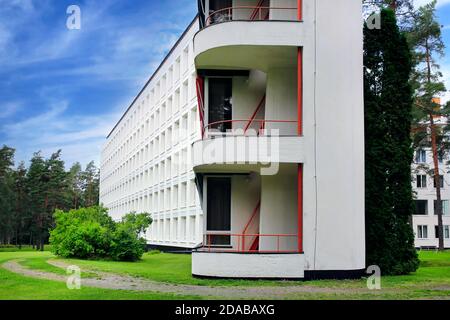 Paimio Sanatorium, progettato dall'architetto finlandese Alvar Aalto e completato nel 1933, in una giornata di sole d'autunno. Paimio, Finlandia. 5 settembre 2020. Foto Stock