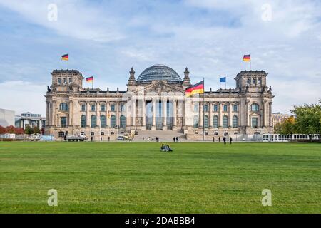 Berlino, Germania - 20 ottobre 2020: Parlamento tedesco Reichstag con la dedica DEM deutschen Volke, che significa per il popolo tedesco sul fregio an Foto Stock