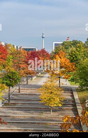 Berlino, Germania - 20 ottobre 2020: Paul Loebe Allee fiancheggiata da alberi di colore autunnale e la torre della televisione vista dalla terrazza della Haus de Foto Stock