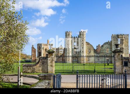 Le rovine di Cowdray House (o Castello) una casa padronale Tudor a Cowdray, Midhurst, una città nel Sussex occidentale, nel sud-est dell'Inghilterra Foto Stock