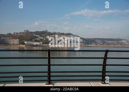 Dover, Kent, Inghilterra, Regno Unito. 2020. Vista dalle banchine occidentali del Castello di dover, le bianche scogliere e l'hotel sulla spiaggia. Foto Stock