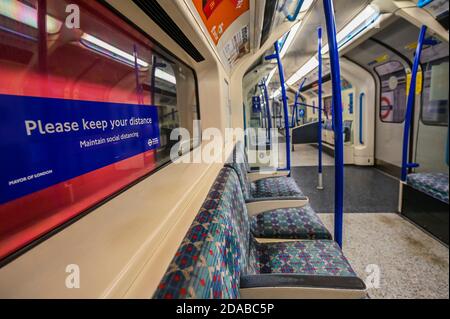 Londra, Regno Unito. 11 Nov 2020. Segni di allontanamento sociale inconscio in un trasporto raro, completamente vuoto. La metropolitana per una volta è quasi vuota, a pranzo, quando il secondo blocco Coronavirus entra nella sua prima settimana. Coloro che viaggiano per lo più indossare maschere dopo essere diventati obbligatori sui trasporti pubblici. Credit: Guy Bell/Alamy Live News Foto Stock