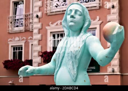 Ortisei Val Gardena Alto Adige Italia. Le strade della città in una giornata estiva Foto Stock