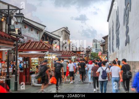 Hangzhou, Cina - 3 agosto 2019 - scena serale lungo la storica Hefang Street a Hangzhou, Cina, con molti negozi di medicina e souvenir cinesi Foto Stock