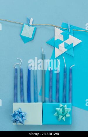 Vista dall'alto dell'immagine religiosa della vacanza ebraica Hanukkah con candele, stella origami e scatole regalo Foto Stock