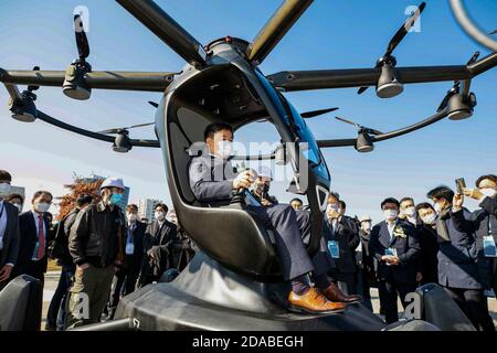 Seoul, Corea del Sud. 11 Nov 2020. Gli ospiti sperimentano i taxi droni all'evento del ministero dei trasporti per testare un servizio di taxi aereo senza equipaggio a Yeouido, Seoul occidentale, per la commercializzazione dei servizi di mobilità aerea urbana nel 2025. Credit: Ryu Seung-il/ZUMA Wire/Alamy Live News Foto Stock