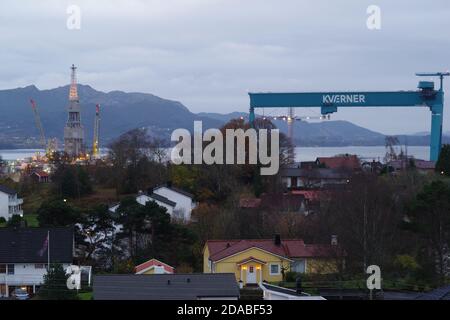 Equinor Njord Oil Platform 6407/10 presso il cantiere Kvaerner di Leirvik, Stord, Vestland, Norvegia / Norge Foto Stock