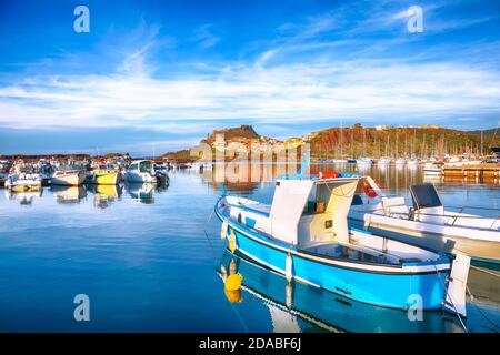 Vista mozzafiato sulla città medievale di Castelsardo. Paesaggio urbano di Castelsardo al tramonto. Località: Castelsardo, Provincia di Sassari, Sardegna, Italia, UE Foto Stock