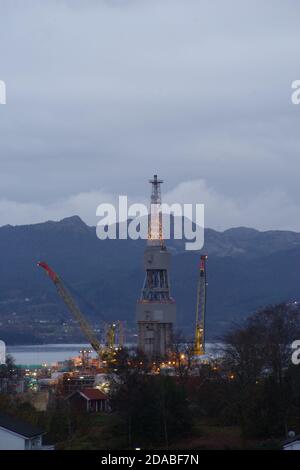 Equinor Njord Oil Platform 6407/10 presso il cantiere Kvaerner di Leirvik, Stord, Vestland, Norvegia / Norge Foto Stock