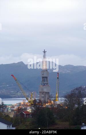 Equinor Njord Oil Platform 6407/10 presso il cantiere Kvaerner di Leirvik, Stord, Vestland, Norvegia / Norge Foto Stock