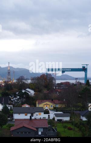 Equinor Njord Oil Platform 6407/10 presso il cantiere Kvaerner di Leirvik, Stord, Vestland, Norvegia / Norge Foto Stock