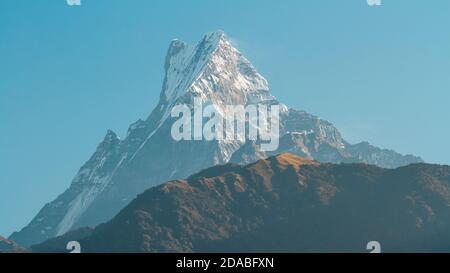 Vista del Monte Machapuchare da Nepali che significa Fishtail Mountain, Himalaya, Nepal. Foto Stock