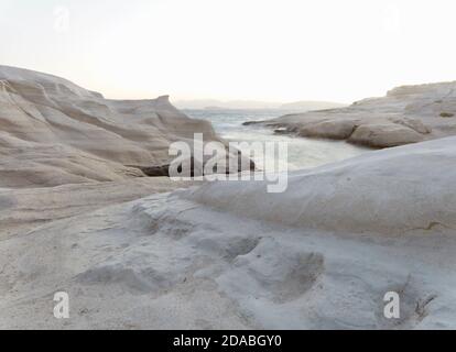 Prima dell'alba sulla spiaggia di Sarakiniko, Milos Foto Stock