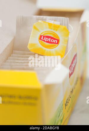 LONDRA, Regno Unito - 21 OTTOBRE 2020: Confezione di sacchetti di tè Lipton Yellow Label di tè nero aromatizzato su sfondo chiaro. Foto Stock