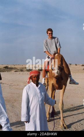 Il tennista svedese Magnus Larsson in sella a un cammello, anni '90 Foto Stock