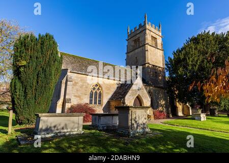 Colore autunnale alla chiesa di Saint Faith nel villaggio di Overbury nel Cotswolds AONB, Worcestershire, Inghilterra Foto Stock