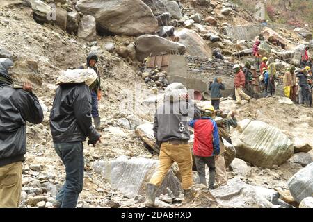 Rudarprayag, Uttarakhand, India, aprile 26 2014, lavoro per la ricostruzione di Kedarnath dopo il disastro. Alcune parti del santuario himalayano di Uttarakhand sono state danneggiate da inondazioni improvvise nel 2013, dopo di che hanno avuto inizio i lavori di ricostruzione. Foto Stock