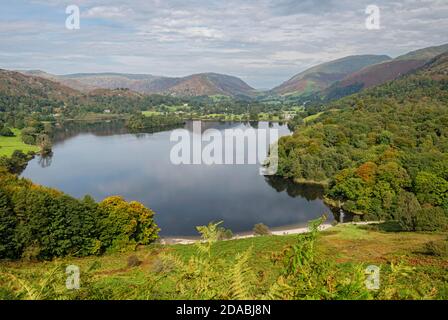 Guardando attraverso Grasmere verso Helm Crag da Loughrigg Terrace è caduto in autunno Lake District National Park Cumbria Inghilterra Regno Unito Gran Bretagna Foto Stock