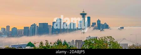 Seattle Skyline da Kerry Park mentre la nebbia si muove Foto Stock