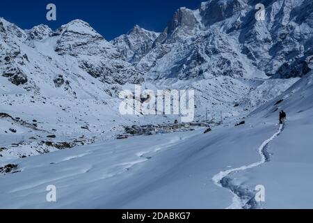 Neve coperta Kedarnath tempio trekking in Himalaya. Il tempio di Kedarnath è un tempio indù dedicato a Shiva. Situato sulla catena montuosa dell'Himalaya Garhwal vicino al fiume Mandakini. Foto di alta qualità Foto Stock