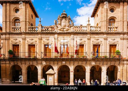 Edificio barocco del XVII secolo, attuale municipio, con portici, pilastri toscani e scudo. Viana, Navarra, Spagna, Europa Foto Stock