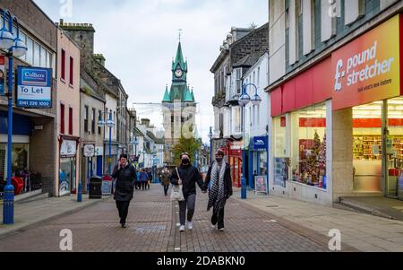 Dunfermline, Scozia, Regno Unito. 11 novembre 2020. Vista sul quartiere dello shopping di High Street nel centro di Dunfermline. Venerdì 13 novembre il governo scozzese sta spostando il Fife nel livello 3 più severo del blocco del coronavirus. Ciò comporterà controlli più severi e orari di apertura di bar e ristoranti e la vendita di alcolici. Iain Masterton/Alamy Live News Foto Stock