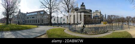 Vista panoramica della Terrazza Bruhl con Albertinum, Accademia delle Belle Arti, Piazza George Treu e Cattedrale di Dresda, Sassonia, Germania. Foto Stock