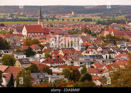 Città del distretto Mindelheim fotografata da Mindelburg. Città in Germania Allgaeu. Foto Stock