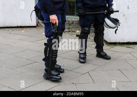 Varsavia, Mazowieckie, Polonia. 11 Nov 2020. 11 novembre 2020, Varsavia, Polonia: A Varsavia si è tenuta un'altra marcia per l'indipendenza. Nonostante il divieto di raduni, quasi tutta la comunità di nazionalisti, neofascisti e tifosi di calcio è arrivata a Varsavia. Ci sono state argomentazioni tra i partecipanti della marcia e la polizia. Credit: Grzegorz Banaszak/ZUMA Wire/Alamy Live News Foto Stock