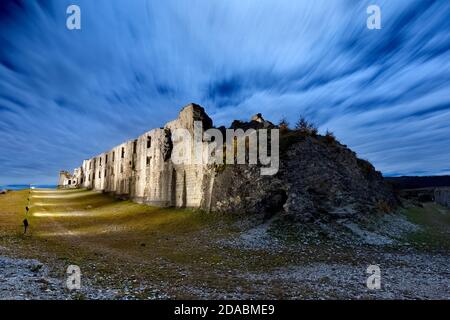 Forte austro-ungarico Cherle (Werk San Sebatiano) in una notte spettrale. Folgaria, Alpe di Cimbra, provincia di Trento, Trentino Alto Adige, Italia, Europa. Foto Stock