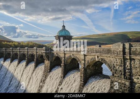 Craig Goch Reservoir diga nella Valle di Elan di metà Galles Foto Stock