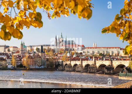 Castello di Praga con il famoso ponte Carlo a Praga durante la stagione autunnale, Repubblica Ceca Foto Stock