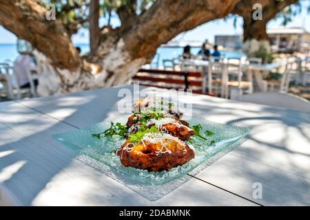 Palle di zucchine (in greco kolokylthokeftedes) un antipasto greco tradizionale in un ristorante (Searcho) nella città di Ierapetra, Lassithi, Creta, Grecia. Foto Stock