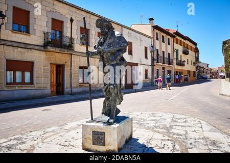 Scultura in bronzo di un pellegrino. Via francese, Via di San Giacomo.Carrión de los Condes, Palencia, Castiglia e Leon, Spagna, Europa Foto Stock