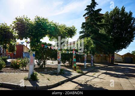 Gli alberi sono decorati con colorate decorazioni a uncinetto, la piazza principale di Moratinos. Modo francese, modo di San Giacomo. Moratinos, Palencia, Castiglia e Leon, Spagna, Foto Stock