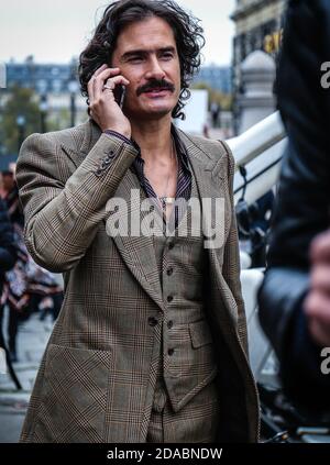 PARIGI, Francia - Ottobre 01 2017: Ben Cobb sulla strada a Parigi. Foto Stock