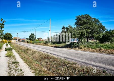 Il sentiero che arriva a El Burgo Ranero. Modo francese, modo di San Giacomo. El Burgo Ranero, León, Castiglia e Leon, Spagna, Europa Foto Stock