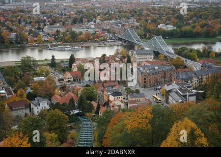 Vista dalla stazione di montagna del Schwebebahn in Elbe Valley al Blue Wunder Foto Stock