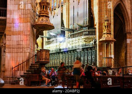 Coro e organo a tubo nella navata centrale. La Cattedrale gotica di León, chiamata anche Casa della luce o Pulchra Leonina. Modo francese, modo di San Giacomo Foto Stock