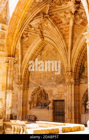 Chiostro della cattedrale di León, soffitto a volta. La Cattedrale gotica di León, chiamata anche Casa della luce o Pulchra Leonina. Modo francese, modo di Foto Stock