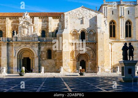 Facciata principale, Basilica di San Isidoro, uno dei più importanti esempi di arte romanica in Spagna. León, Castiglia e Leon, Spagna, Europa Foto Stock