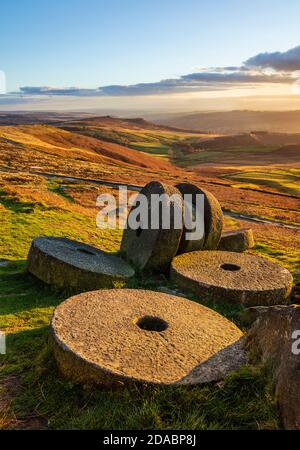 Millstones abbandonati sul bordo di Stanage vicino al distretto di picco di Hathersage Derbyshire Parco nazionale Derbyshire Inghilterra GB Europa Foto Stock