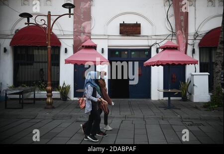 (201111) -- JAKARTA, 11 novembre 2020 (Xinhua) -- persone che indossano maschere facciali camminano in un sito turistico a Giacarta, Indonesia, 11 novembre 2020. I casi COVID-19 in Indonesia sono saliti di 3,770 in un giorno a 448,118, con il numero dei decessi che si è aggiunto da 75 a 14,836, ha detto il Ministero della Sanità mercoledì. (Xinhua/Zulkarnain) Foto Stock