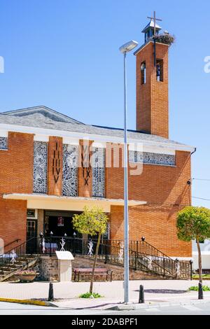 Chiesa di San Ildefonso, il tempio è una costruzione moderna e funzionale, realizzata nel XX secolo, in mattoni, con un alto campanile che ser Foto Stock