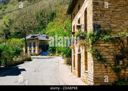 Case di pietra. Modo francese, modo di San Giacomo. Vega de Valcarce, El Bierzo, Leon, Castiglia e Leon, Spagna, Europa Foto Stock