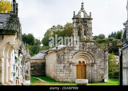 Chiesa di Santa María de Ferreiros, nel 18 ° secolo, è stato spostato, in coincidenza con la pista giacobina. Ha un portale romanico a cui un baro Foto Stock