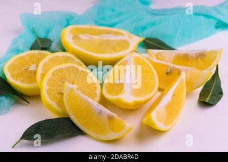 ​​lemons a fette su sfondo bianco. Primo piano. Foto Stock